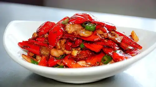 这厨子太会创新了吧,将红椒直接炒,我吃过的最好吃的辣椒炒肉了