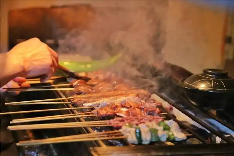 藏在居民楼里的深夜烧烤店很多人专门开车来吃