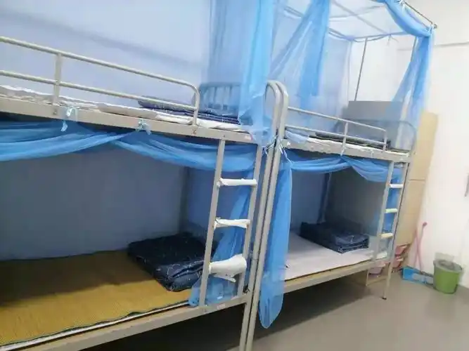 每间宿舍都带有独立的卫生间和洗漱设备,有效缓解市区较远学生住宿难