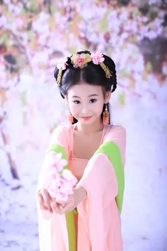 人气小童星何羿霏古装媲美范冰冰 被赞00后萌女神