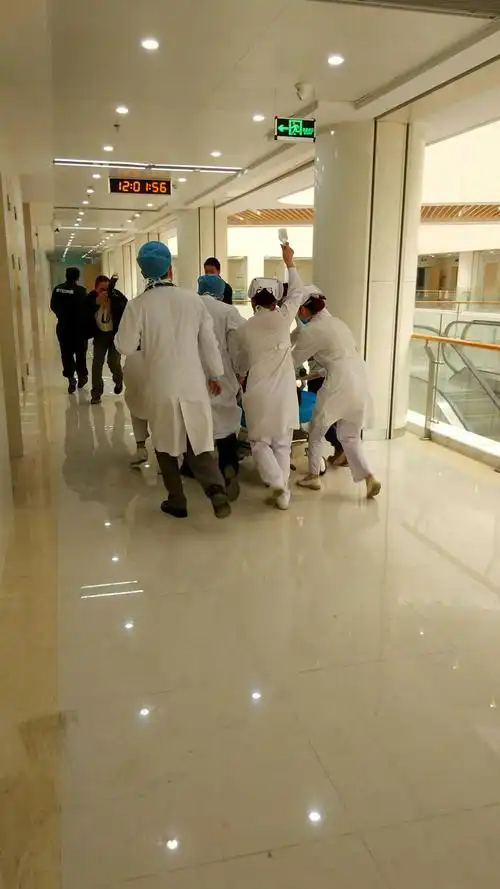 海南省人民医院门诊部开展紧急医疗救治演练