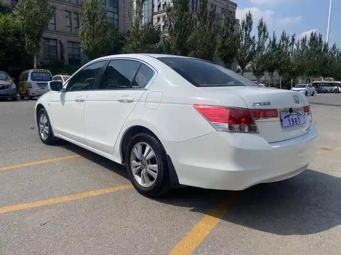 12年本田雅阁八代半,手自一体2.0高配,白车 米内,一键启