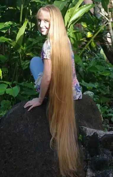 "长发公主"秀发拖地 秘诀竟是吃花生酱