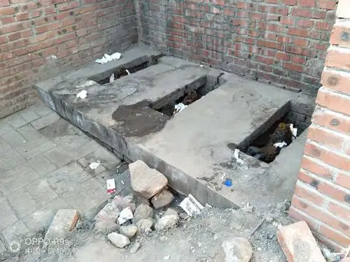 写美篇沙梁村井房北面的东西路上东面的第三个旱厕跟前正在建新的水厕