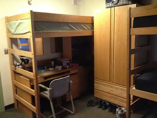 我去年暑期住过一次三人间,如图(请原谅以下的渣画质)宿舍简介本科生