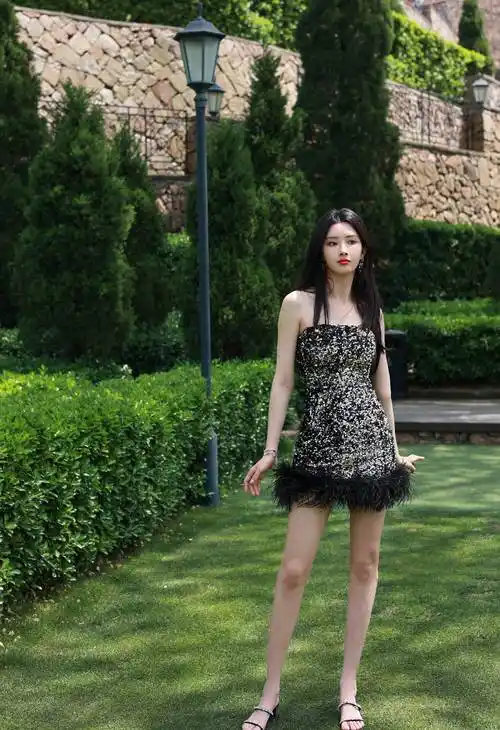 胡丹丹亮闪抹胸连衣裙性感美腿写真_演技_短发_气质