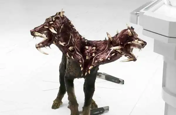 嘴巴开花的狗,这一部说不定尾巴也能杀人了呢……"《生化危机》第一部