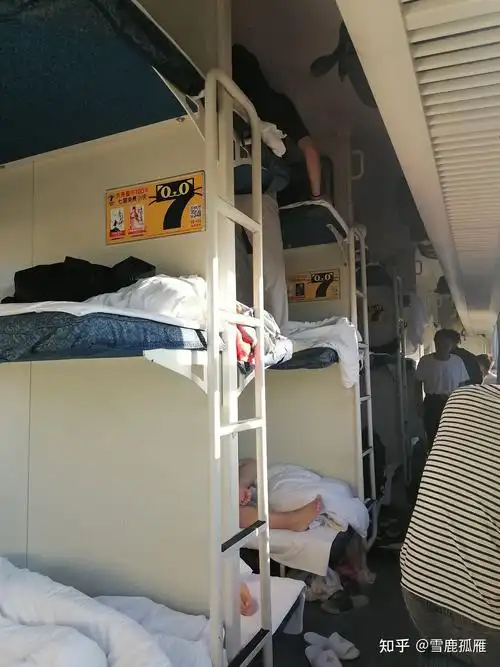 睡在火车硬卧上铺是一种怎样的体验? - 知乎