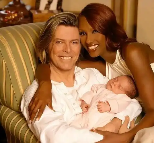 大卫鲍伊:异瞳摇滚巨星,美到雌雄莫辨,与黑人超模上演生死恋