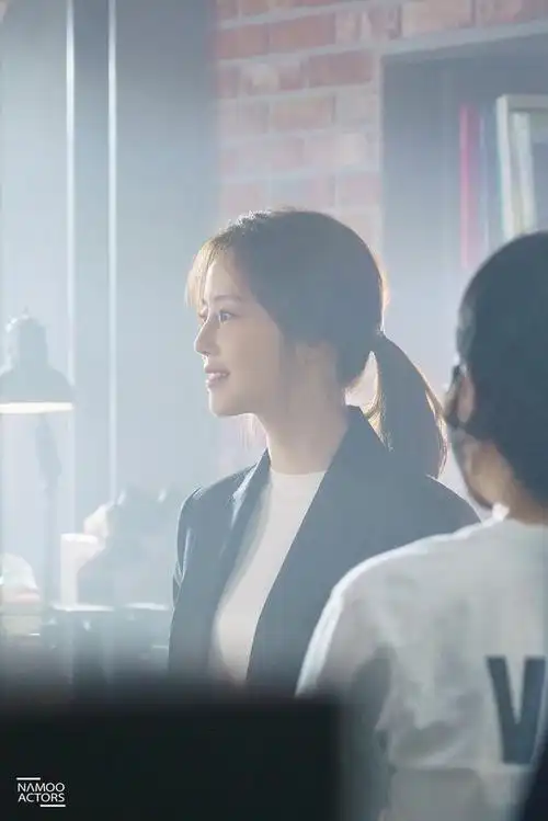 李准基圈住老婆读剧本,文彩元:「他一如既往地帅」