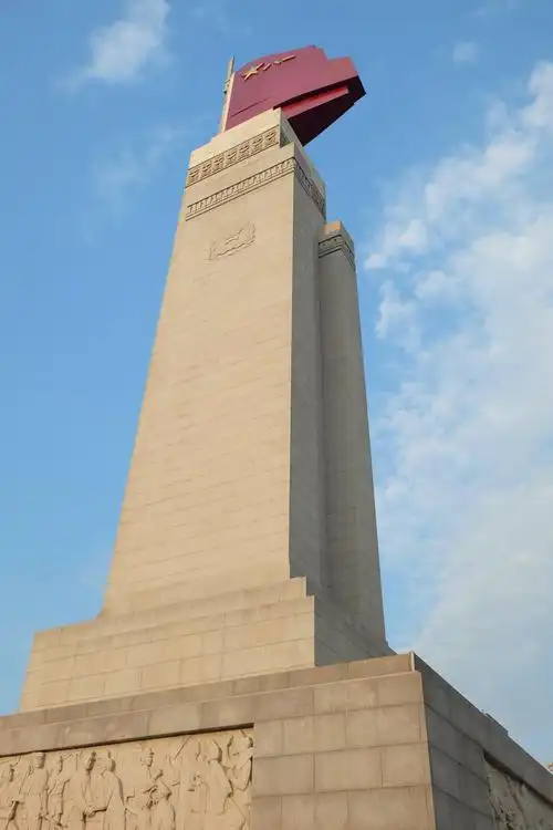 首先去了南昌起义纪念碑和广场,很高很高的纪念碑,上面有一面五星红旗