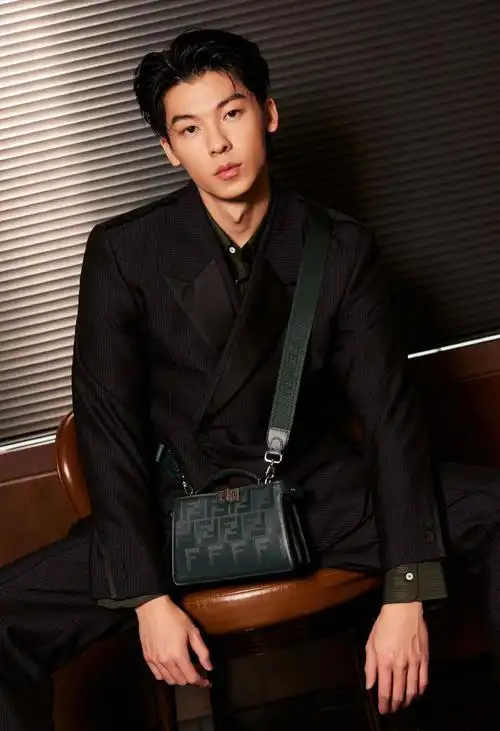 许光汉黑色暗纹西装