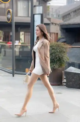 "紧身裙 高跟鞋",性感优雅,这才是女人该有的样子