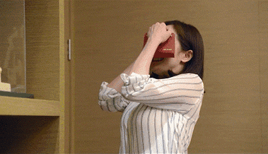 看《翻译官》里,杨幂的各种花式职业装~通常的职场装容易显得太过强势