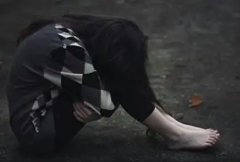 一个女的蹲在地上的qq头像