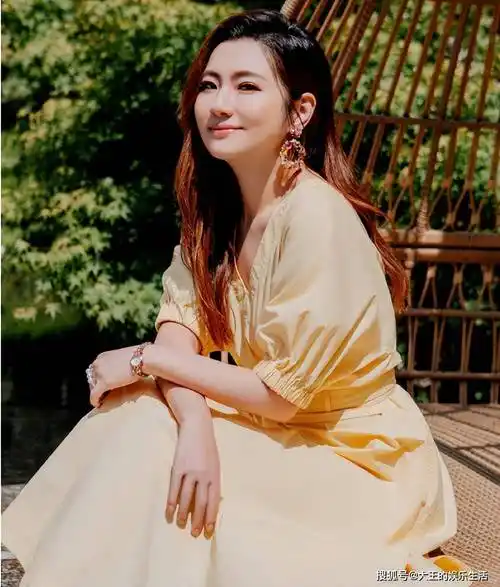 selina儿子满六个月,圆嘟嘟超可爱,做妈妈的都舍不得放手_明星_生活