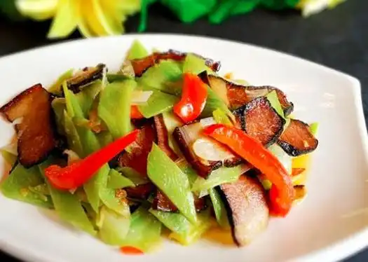 腊肉炒青笋怎么做