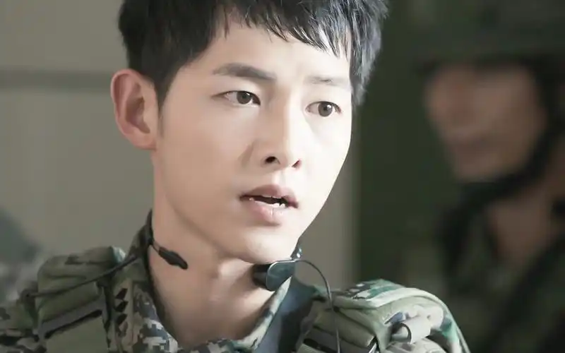 宋仲基在《太阳的后裔》里的军装制服给观众留下了深刻的印象.