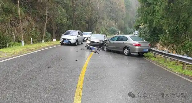 惊险南部这里两小车迎面相撞现场触目惊心