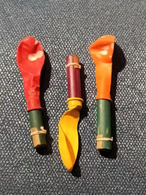 气球哨子,这个是纯正的8090玩过的老玩具了,吹得太大会爆,吹得太小