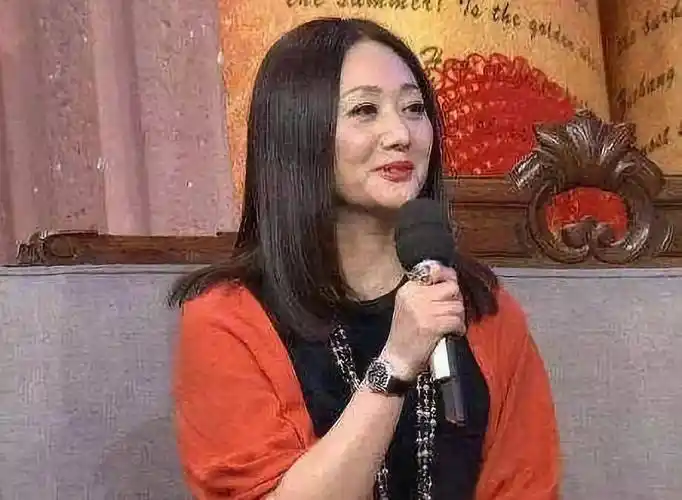 我们先来说一下皇后娘娘吧,扮演皇后娘娘的演员是戴春荣.