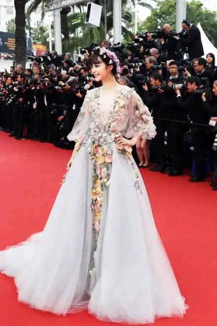 昨日范冰冰身着价值高达十万英镑的ralph & russo 2015高级定制礼服