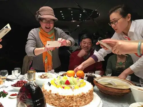 2017年1月29日大年初二是汤国勤生日,同学在丹阳巴菲特概念餐厅巴黎厅