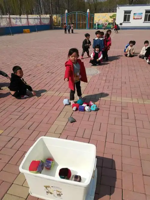 马家院幼儿园小班户外游戏活动《投沙包比赛》