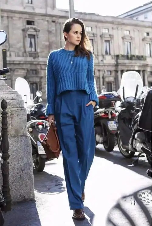 流行的蓝色针织衫,搭配这5种下装,时髦显高又有气质