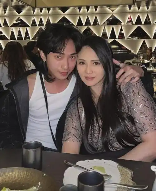 伊能静儿子哈利晒性感亲密照,与男友人搂抱贴脸引热议|庾澄庆_网易