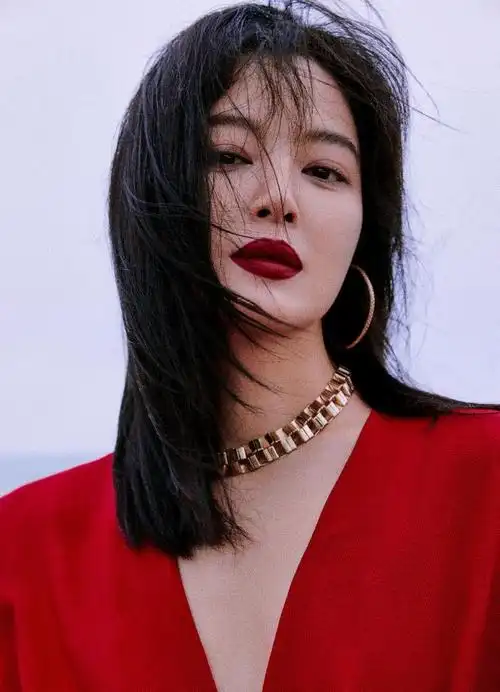 辛芷蕾深v红裙气质迷人在海边发丝飞扬