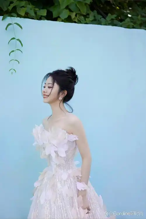 潮流尚新季# 谭松韵的礼服造型.