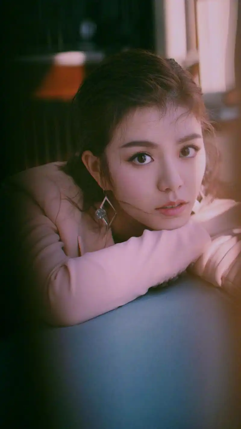 宋芸桦率性性感写真手机壁纸