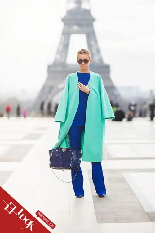 简约松散结构打造完美比例;质地较为轻盈的宝蓝套装,外披薄荷绿风衣