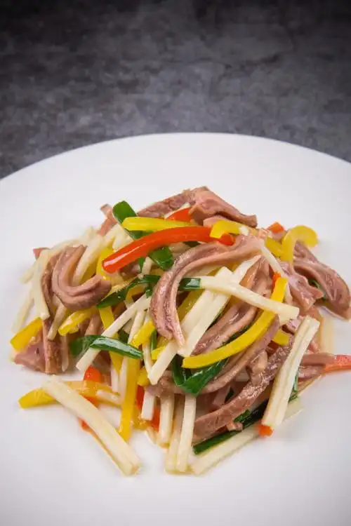 茭白猪肚丝,口感清爽诱人,色彩丰富