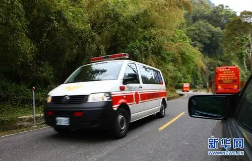 4月27日,在前往台湾阿里山景区的公路上,一辆参与救援工作的救护车