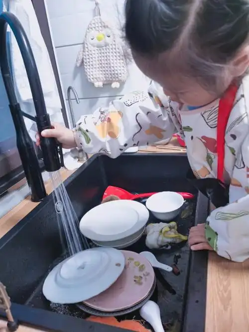 爸爸烧饭宝宝洗碗妈妈拍照