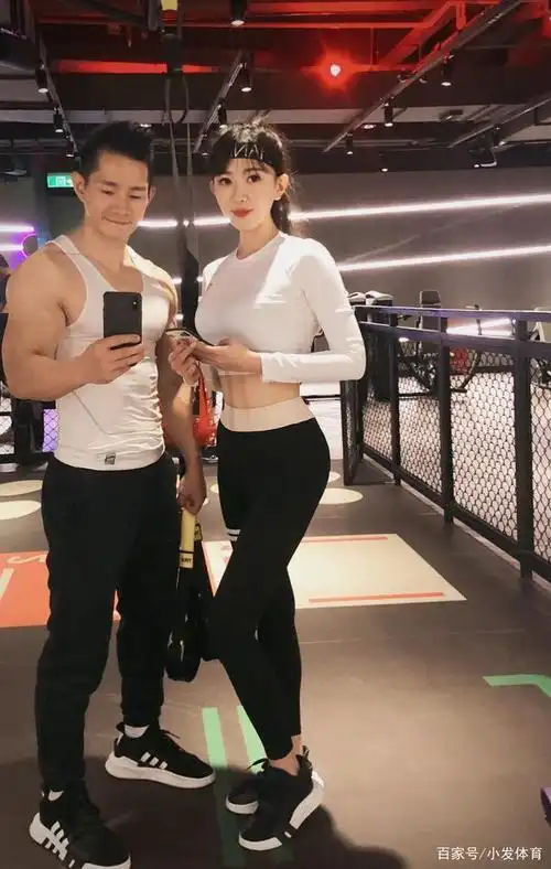 他是最帅气的拳王,身家数千万,家里豪车遍地,妻子身材不输模特