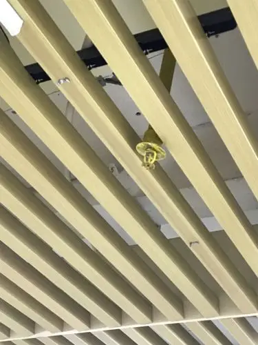 自动灭火系统喷头不按要求设置,有吊顶与无吊顶处均不符合要求.