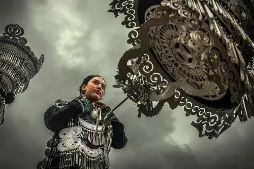 火把节上着盛装的彝族人肖像