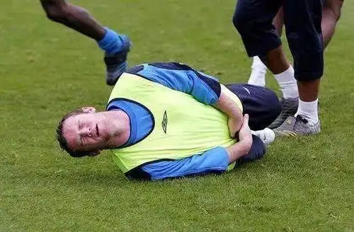 业余足球比赛中如果出现这些状况,请立即停止踢球!