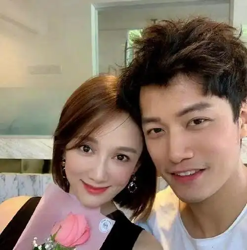 陈乔恩与艾伦出席好友派对,勾肩搭背秀恩爱,婚后一年感情稳固!