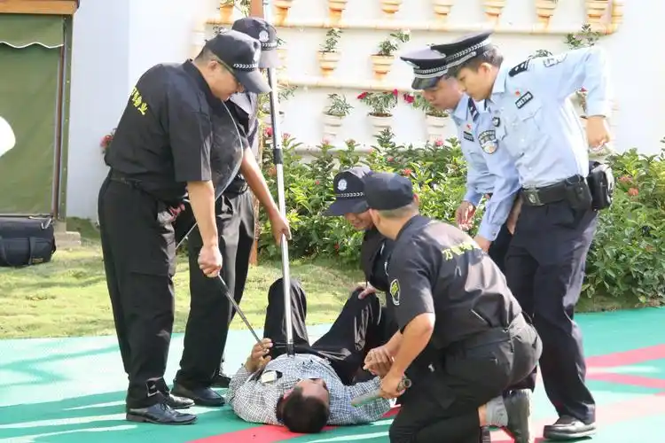 防范暴力事件·平安伴我成长——港湾幼儿园防暴力演练