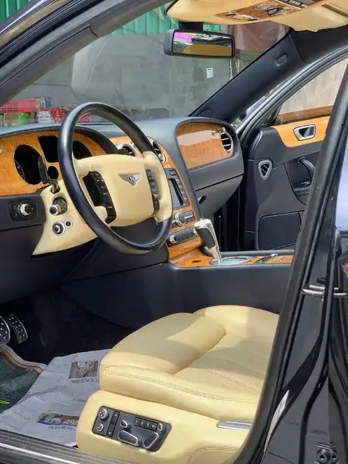 老款宾利欧陆飞驰 4座,内饰很有年代感