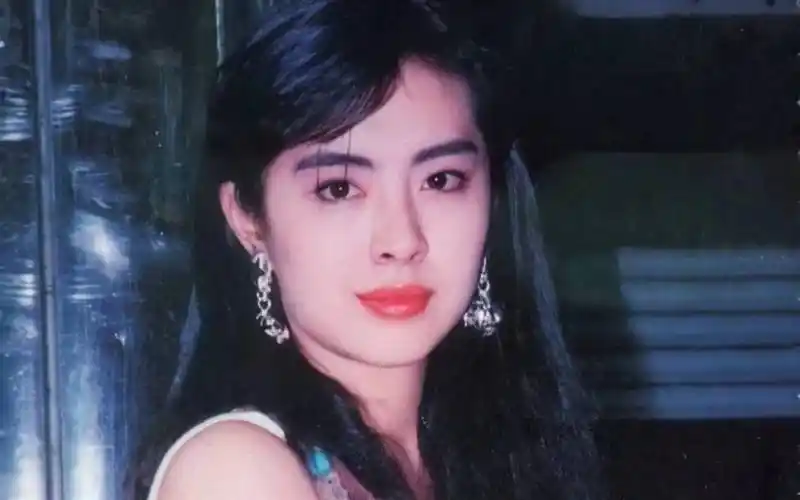 57岁王祖贤晒自拍照!