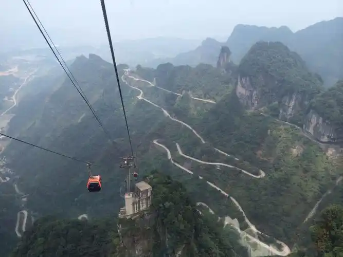 来欣赏缆车上的空中靓景y(^_^)y 张家界天门山索道空中 终于可以离开
