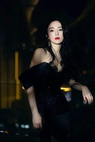 平安夜董璇红唇黑裙演绎港风浪漫气息冷艳迷人气质不减