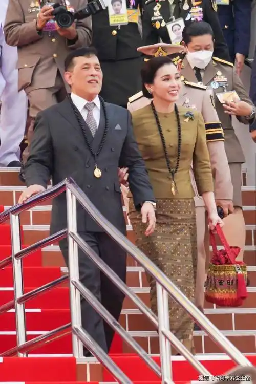 时常能够从泰国的王室中传出新晋升的妃子的消息,但是金钱能够治愈