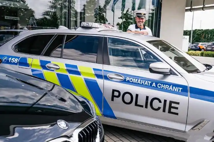 捷克共和国警方最近接收了10台宝马