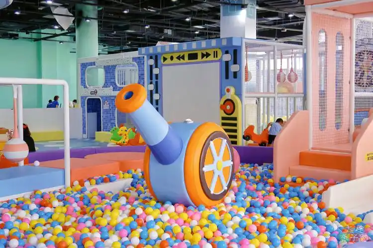 温馨童趣的布景全馆装潢及设备均采用绿色环保材料致力于儿童智力潜